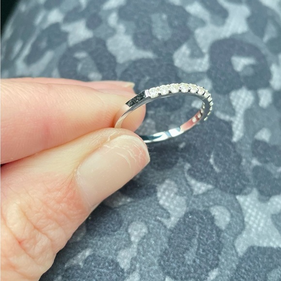 NEW NEVER WORN! Women’s Diamond Pave’ Wedding Band - Picture 4 of 8